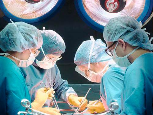 Хирурги Омска зашили мужчине незаживающую рану в груди