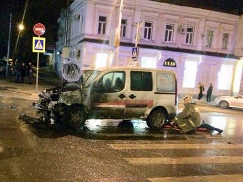 Автомобиль такси загорелся в Таганроге во время движения