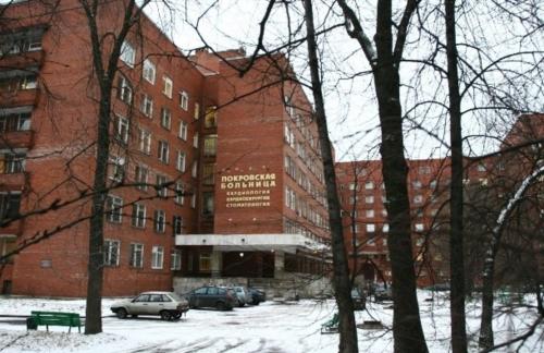 В Покровской больнице Петербурга людей просто кладут на пол