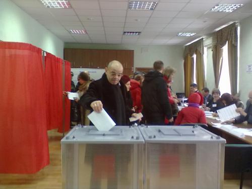 В Волгограде  члена УИК удалили с участка голосования из-за стриптиза