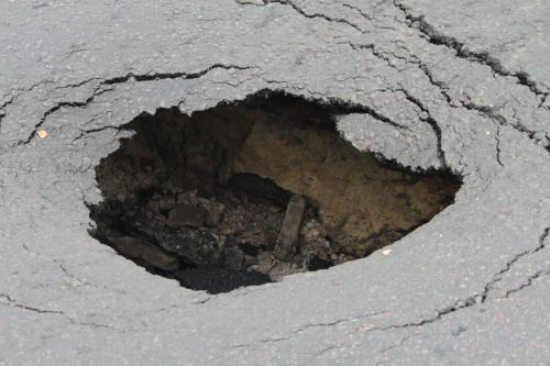 В Пензе мужчина провалился в яму на отремонтированной дороге