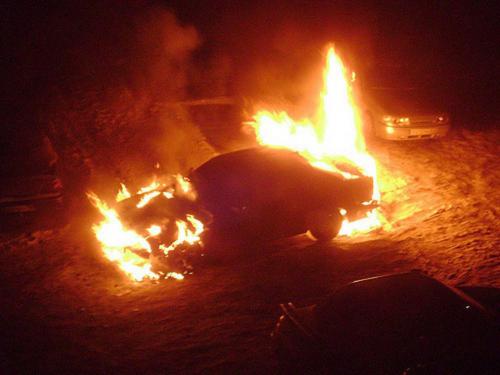 В Новосибирске на парковке загорелась иномарка