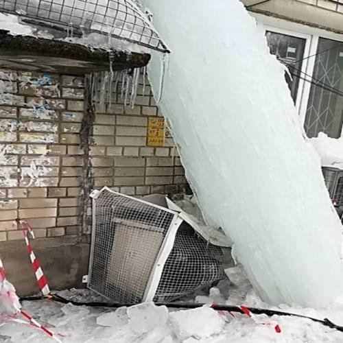 В Нижнем Новгороде ледяная глыба расплющила кондиционер по стенке