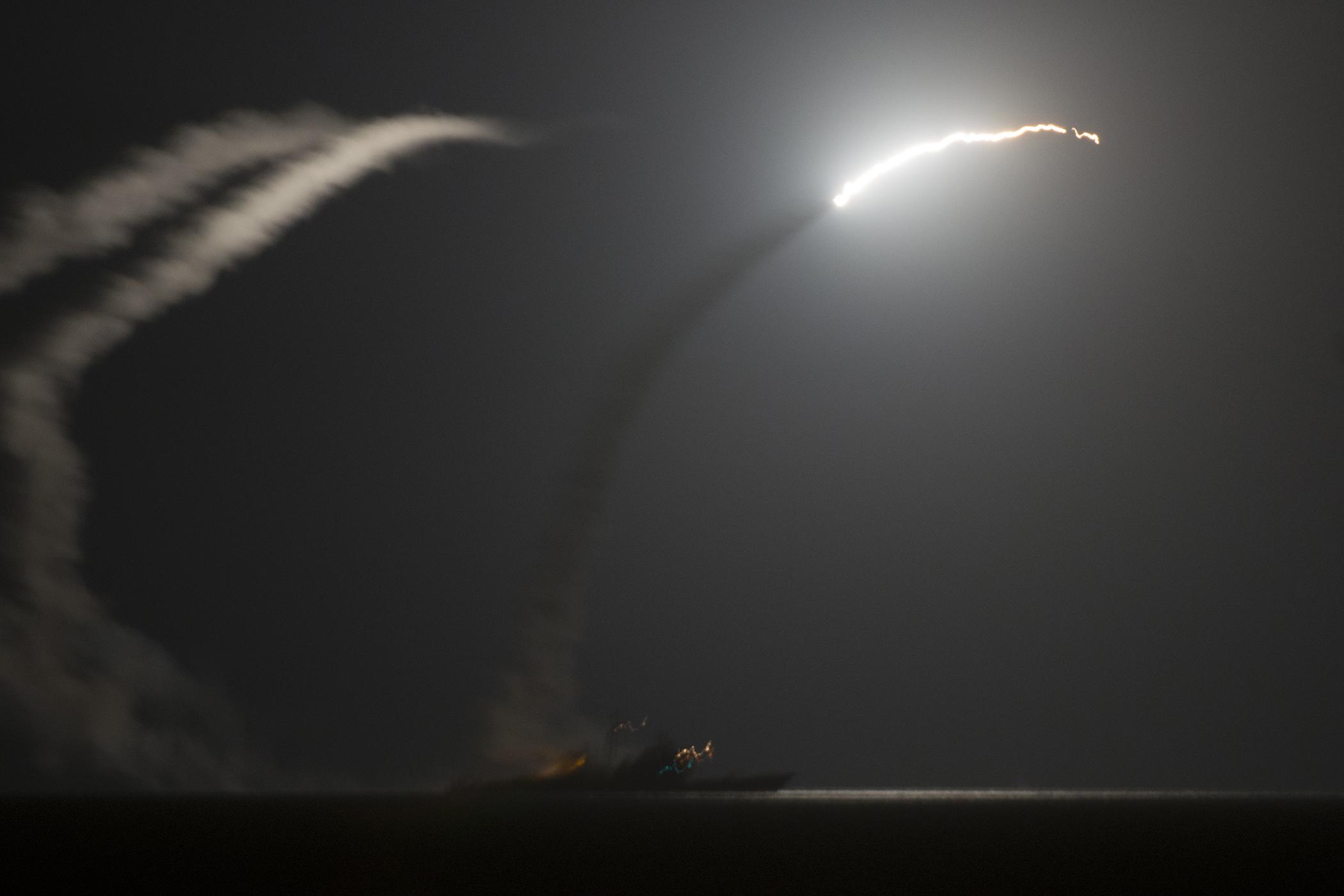 США выпустили по объектам Сирии не менее 100 ракет