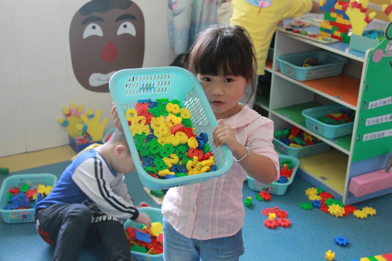 Воспитатели детского сада в КНР заставили ребенка вылизывать грязные подносы
