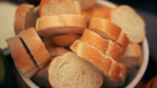 «Мясной» хлеб с личинками мух и тараканов продают в Унече
