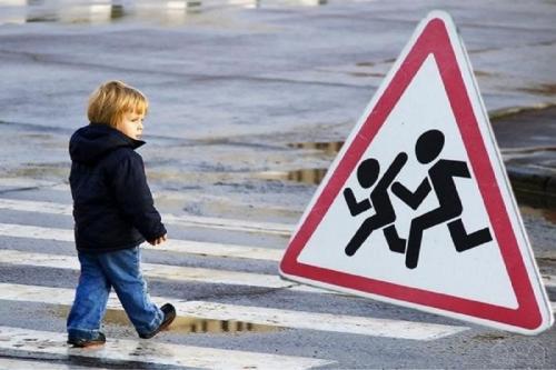 В Брянске дети играют со смертью на проезжей части
