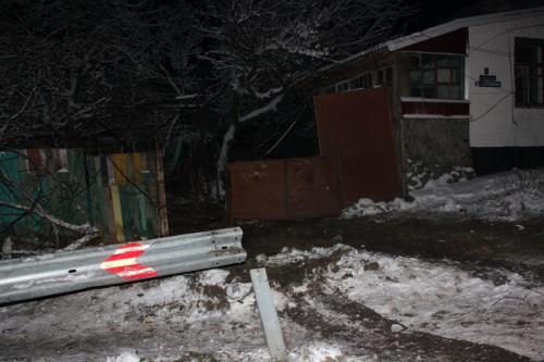 В Барнауле ВАЗ сбил ворота детсада, водитель скрылся