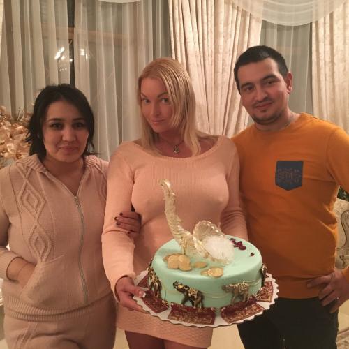 «Решила порадовать»: Волочкова без лифчика пришла на день рождения к мусульману
