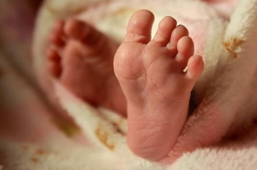 В Оренбурге мать бросила младенца на пол из-за громкого плача