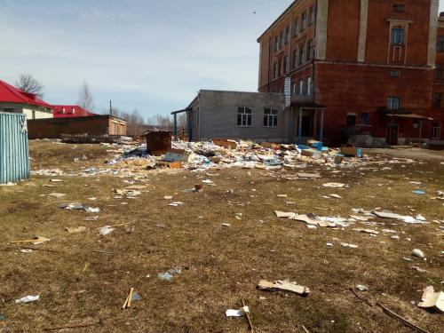 В Ульяновской области после закрытия школы все книги разбросали по участку