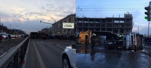 Груженый щебнем грузовик протаранил две легковушки в Москве и перевернулся