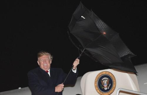 https://vistanews.ru/uploads/posts/2018-04/medium/1525007225_4baac00d00000578-5670445-the_commander_in_chief_was_left_with_the_umbrella_turned_inside_-a-34_1524980115681.jpg