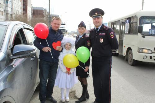 На дорогах Барнаула маленький ангел вручил водителям символ жизни