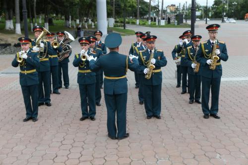 Сезон «Военных оркестров в парках» открыли в Александровском саду Москвы