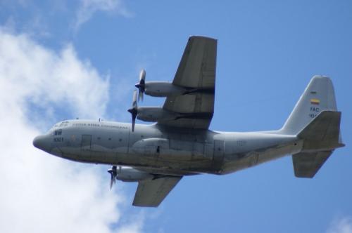 Смерть не страшна: Самолет ВВС США С-130 пролетел в метре от голов военнослужащих