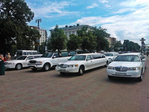 Фестиваль лимузинов проходит в Барнауле