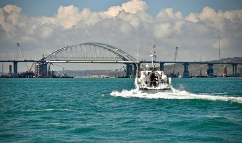 Водители нарушают ПДД ради селфи на Крымском мосту
