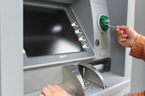 Жители Находки вынуждены пользоваться «кровавым» банкоматом Сбербанка