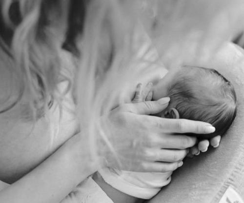 Светлана Лобода показала, как кормит грудью новорожденную дочь