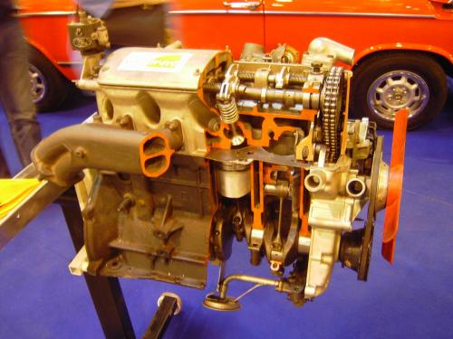 Автомастер за год собрал картонный двигатель BMW M10