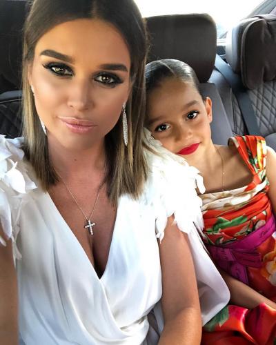 «Мама скромнее»: Ксению Бородину раскритиковали за макияж 8-летней дочери на премии RU.TV