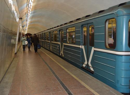 Женщина упала под поезд метро в Москве и выжила