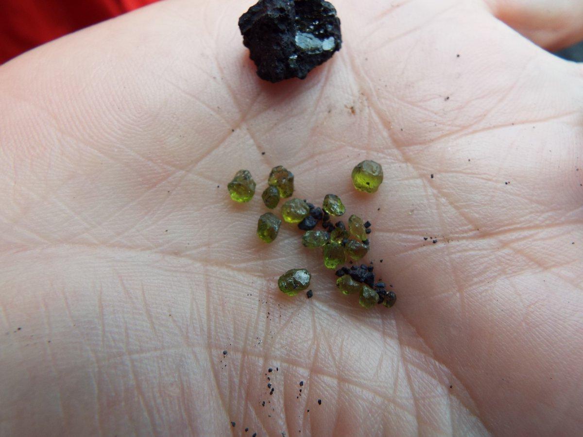 Вулкан Килауэа изверг зеленоватые кристаллы