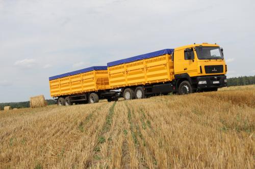 В Ростовской области на трассе перевернулся зерновоз