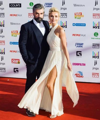 Полина Гагарина с мужем восхитила на красной дорожке премии Муз-ТВ