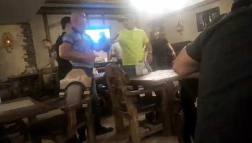 Вчера футбольные фанаты устроили драку в кафе на одной из улиц Актобе