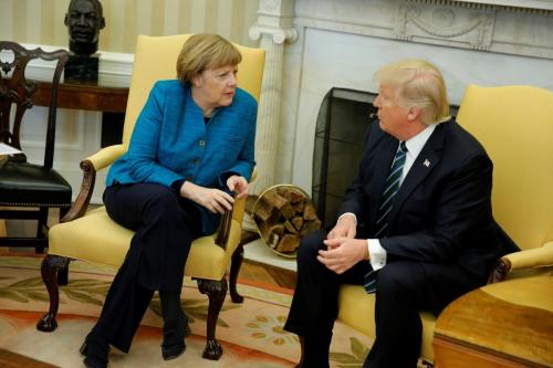 Трамп кинул в Меркель конфетами на саммите G7