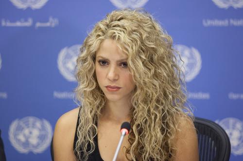 Шакира извинилась за продажу кулонов с нацисткой символикой