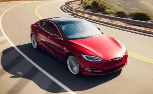Электрокары Tesla оказались менее экологичными, чем автомобили на бензине
