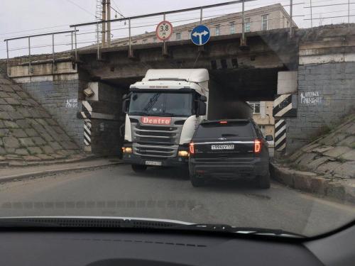 «Ограничители глупости сломались»: В Петербурге мост продолжает убивать фуры