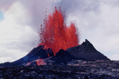 «Это были только цветочки»: После затишья на Гавайях ждут новое сильное извержение вулкана