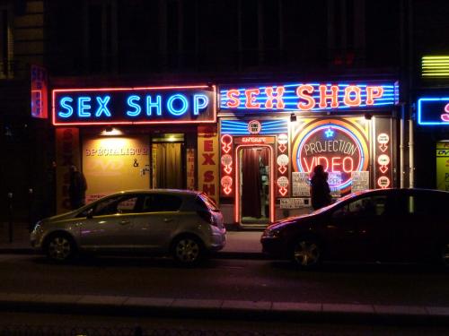 В Саратове пара обокрала секс-шоп