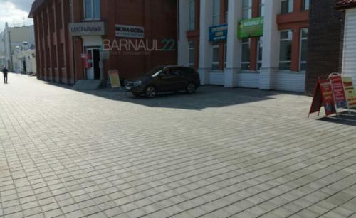 В Барнауле жители возмущены припаркованными авто на Мало–Тобольской