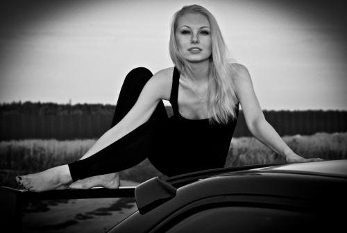 В Красноярске девушка в купальнике каталась на крыше авто