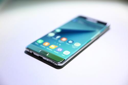 Samsung представит первый среднебюджетный смартфон