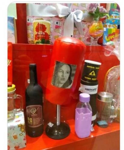 В Мурманске начали продавать боксёрскую грушу с изображением Бузовой