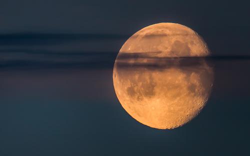 Житель Липецка снял на видео, как НЛО прошел сквозь Луну