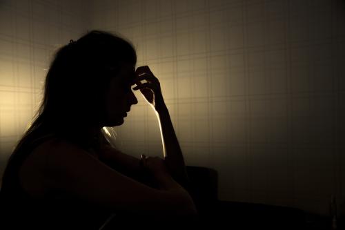 Психологи объяснили, почему люди годами не сообщают о сексуальном насилии