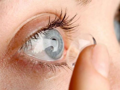 «Риск слепоты»: В Сети предупредили о последствиях от использования контактных линз