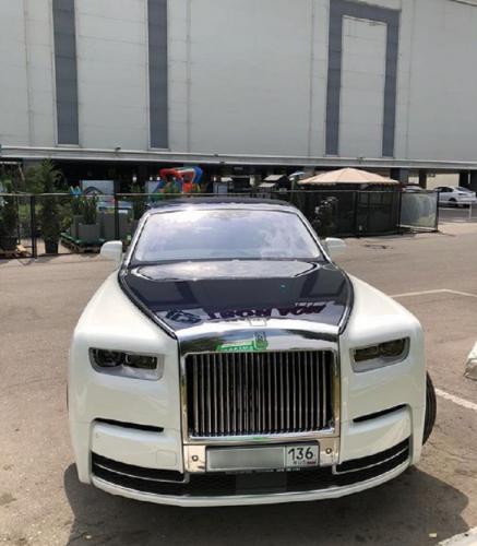 Автомобиль Rolls-Royce за 50 млн рублей сфотографировали на парковке в Воронеже