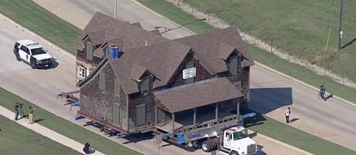 160-летний дом перевезли на новое место в Техасе