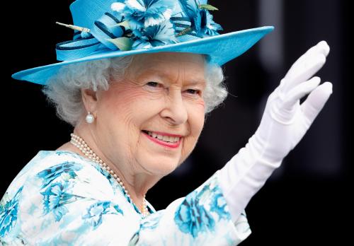 «Пропали морщины»: Новый портрет 92-летней королевы Елизаветы фанаты раскритиковали за фотошоп