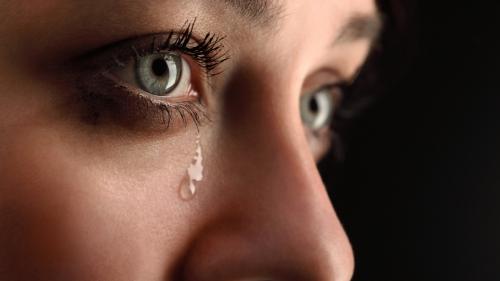 «У меня аллергия на воду»: Врачи запретили британке плакать