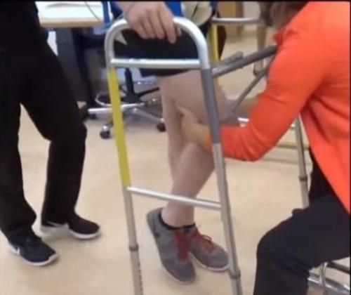 Учёные: Имплантант спинного мозга помогает парализованным вновь ходить