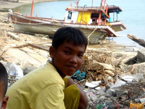 Братские могилы, риск эпидемии, голод и смрад: Цунами и землетрясение разрушили Индонезию